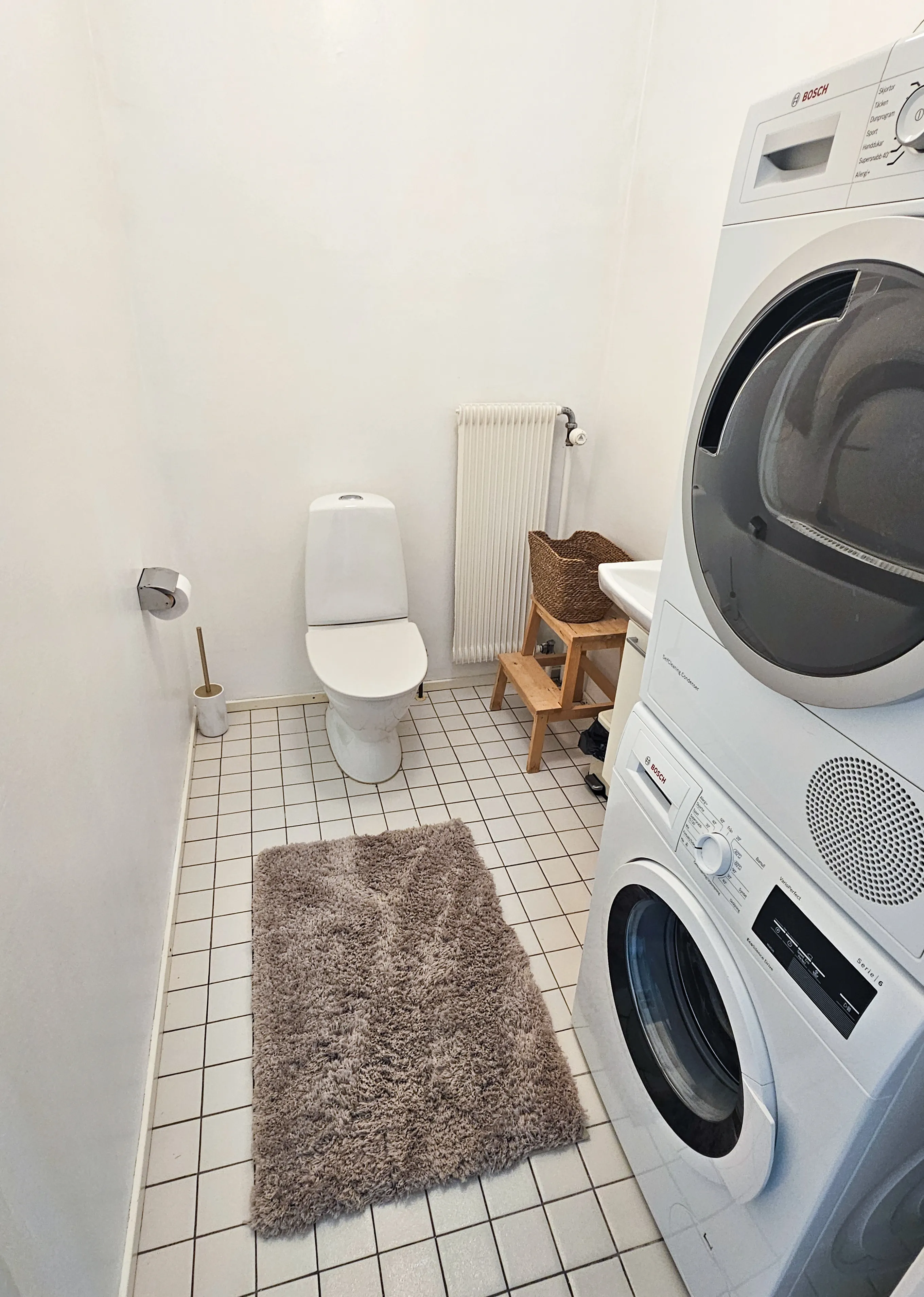 WC med tvättmaskin och torktumlare